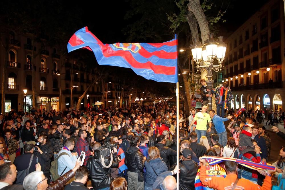 Los aficionados del Barcelona celebran el título.