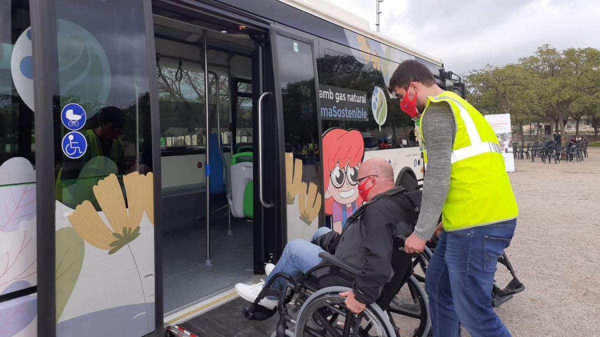 Hubo un taller de accesibilidad al interior de un bus de la EMT Palma. | AJUNTAMENT PALMA