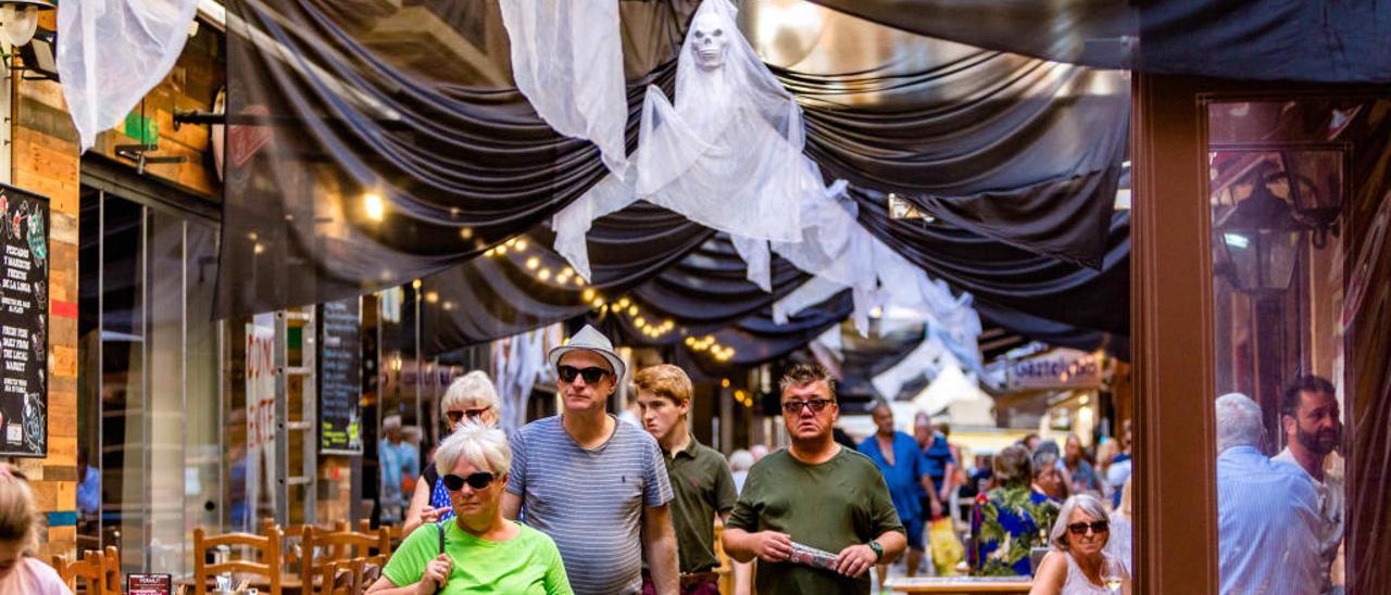 Decoración de Halloween en la calle Santo Domingo de Benidorm.