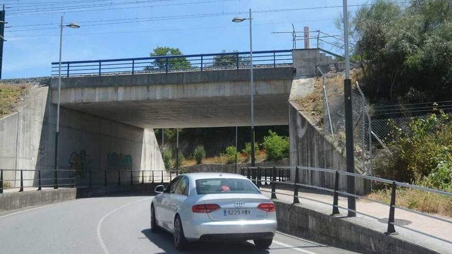 Puente del Eje Atlántico que se sobredimensionó en previsión de abrir el nuevo acceso al barrio. // R. V.