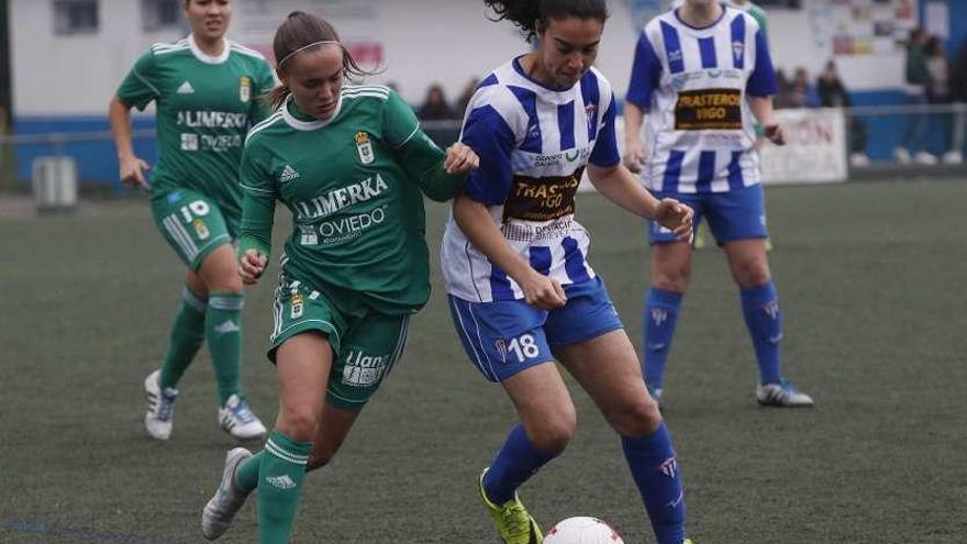 Laura, a la izquierda, presiona a una jugadora rival, ayer en Vigo.