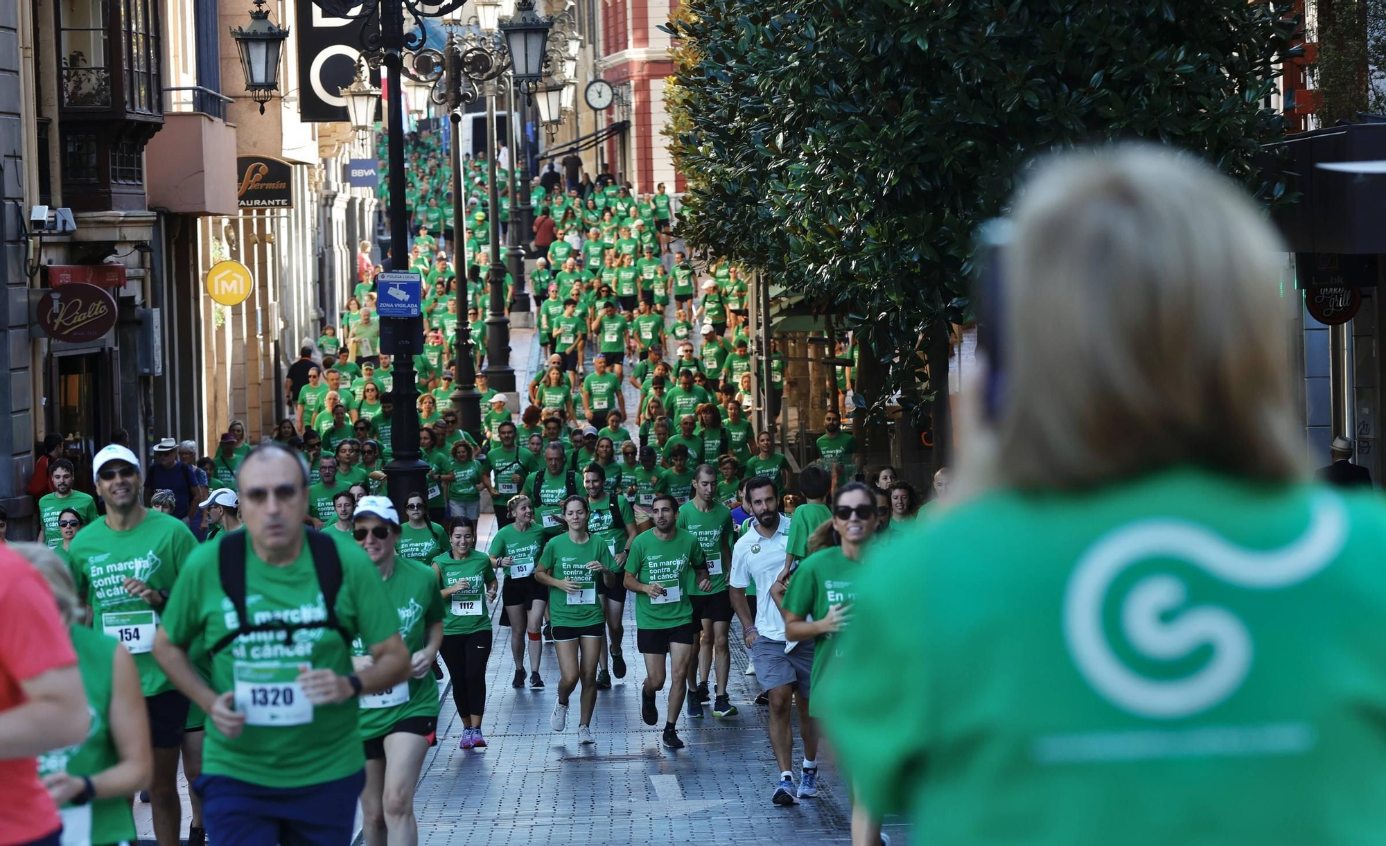 Marea verde de 1.500 corredores contra el cáncer en Oviedo