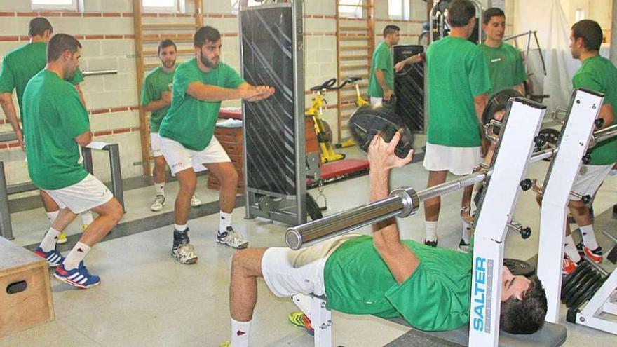 La plantilla del Frigoríficos se ejercita en el gimnasio en una sesión de esta semana.