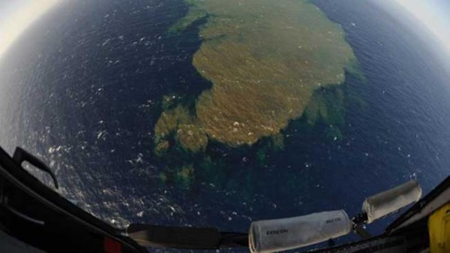 Las manchas de origen volcánico en el sur de El Hierro, desde el aire