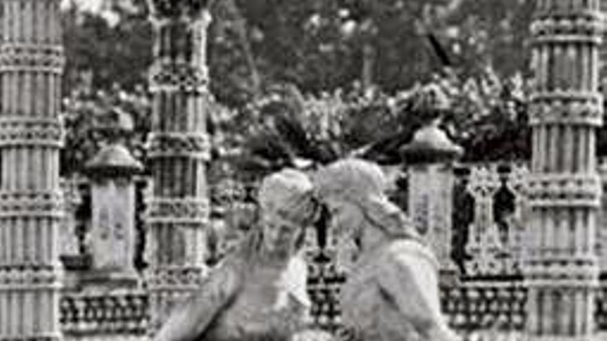 Esculturas del templete en la actualidad y en una fotografía antigua.