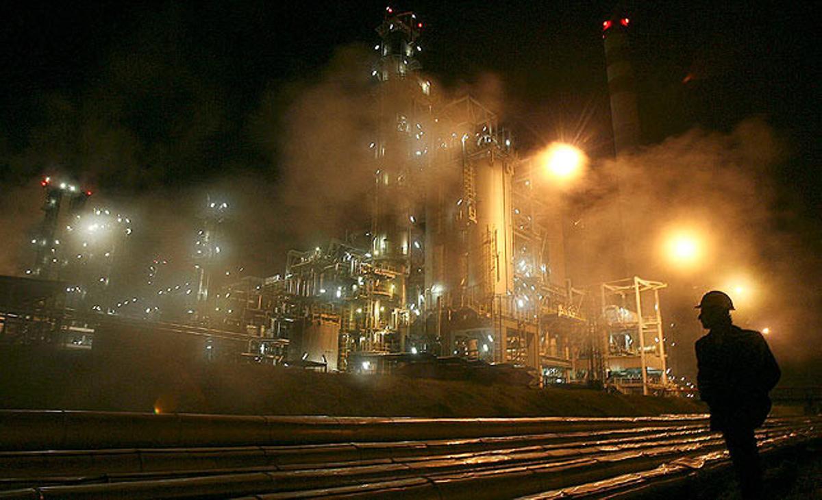 Un treballador camina a prop d’una refineria petrolera a la ciutat de Szazhalombatta (Hongria) en una foto d’arxiu del 2007. Hongria ha recomprat el 21% de la companyia russa de gas i petroli MOL, segons ha anunciat el primer ministre hongarès aquest dimarts.