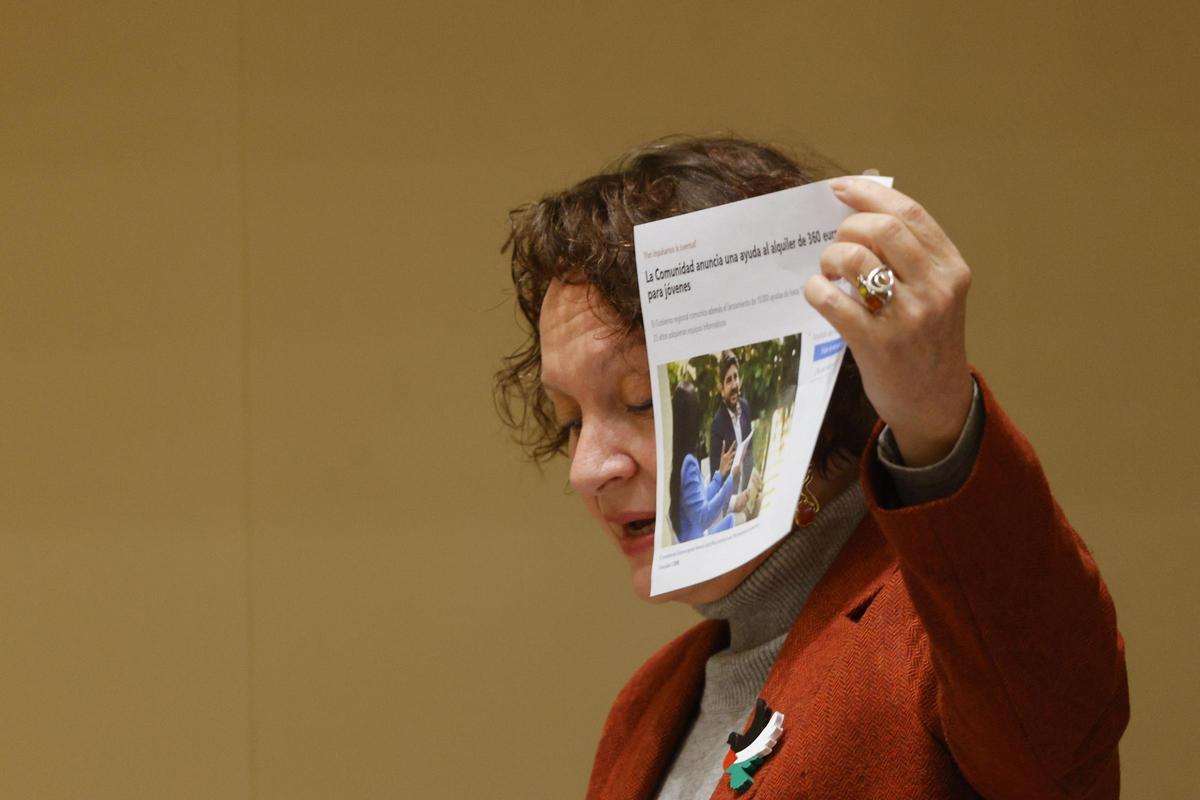 María Marín muestra al consejero una noticia sobre la ayuda al alquiler.