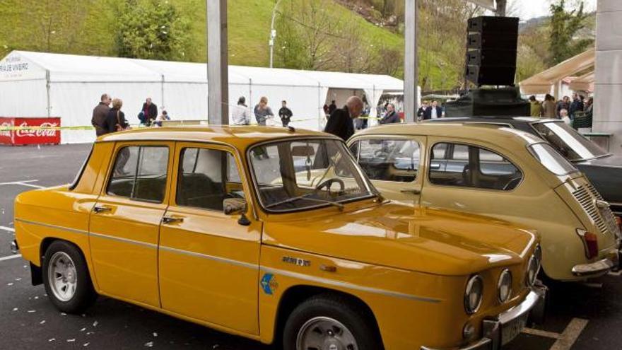 Vehículos participantes en la concentración de coches clásicos.