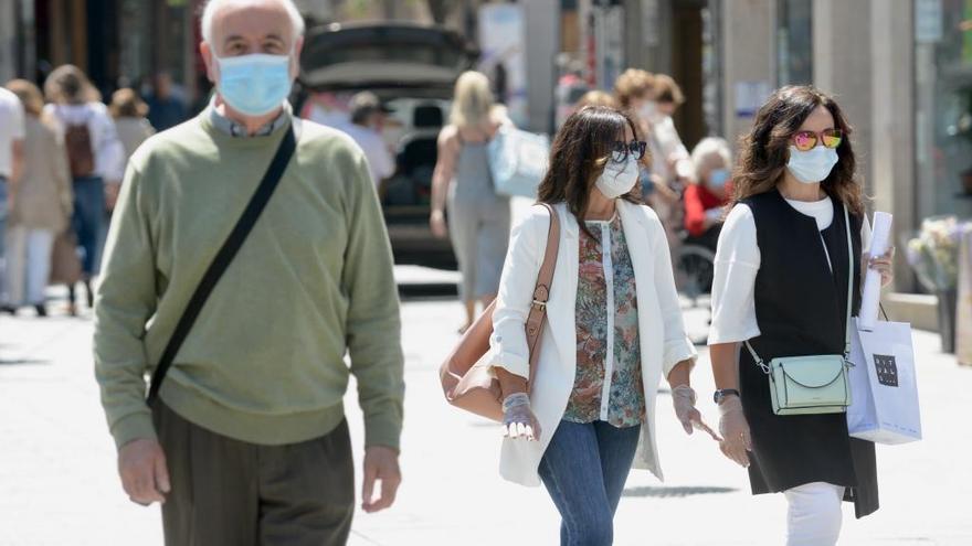 Gente con mascarillas por el centro de Pontevedra.