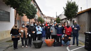 Voluntarios recogiendo naranjas en Mollet del Vallès para producir mermelada.