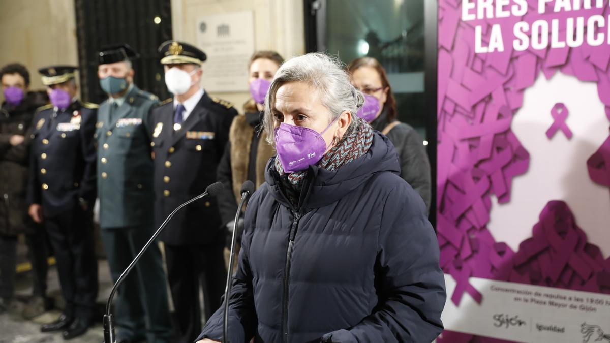 Centenares de personas asisten al acto institucional por el 25-N, en la Plaza Mayor de Gijón