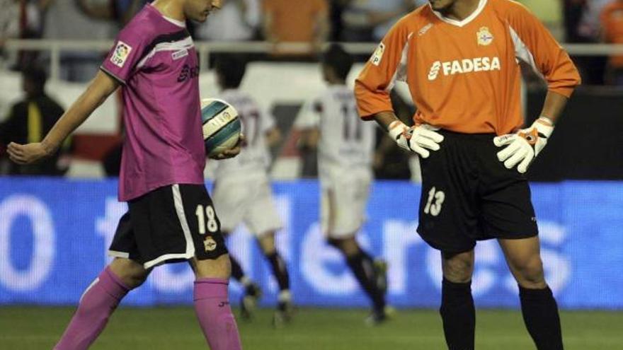 Munúa, cabizbajo tras encajar un gol en el Sánchez Pizjuán, mientras Lopo se lleva el balón de la portería. / reuters