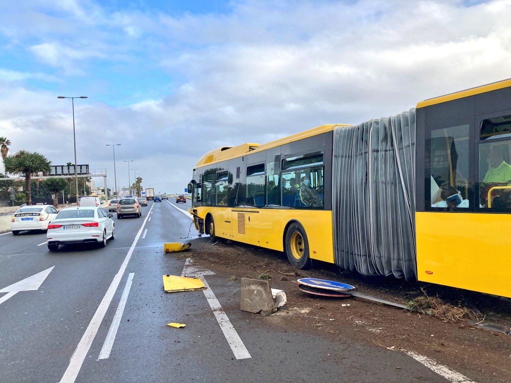 Así fue el accidente de una guagua en la Avenida Marítima (07/01/22)