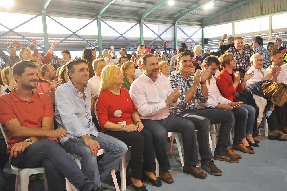 Pedro Sánchez abarrota el polideportivo de Carrús