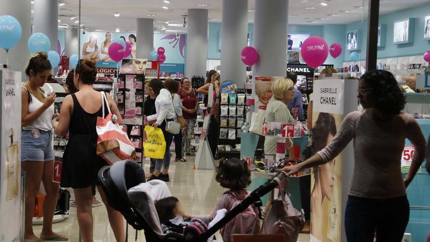 El comercio local de Alzira celebra un día de descuentos para fidelizar a los clientes