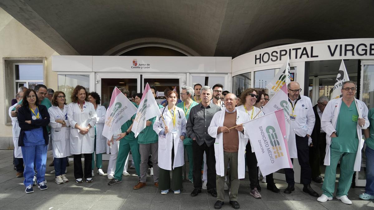 Concentración de médicos en una huelga, en la rampa del hospital Virgen de la Concha.