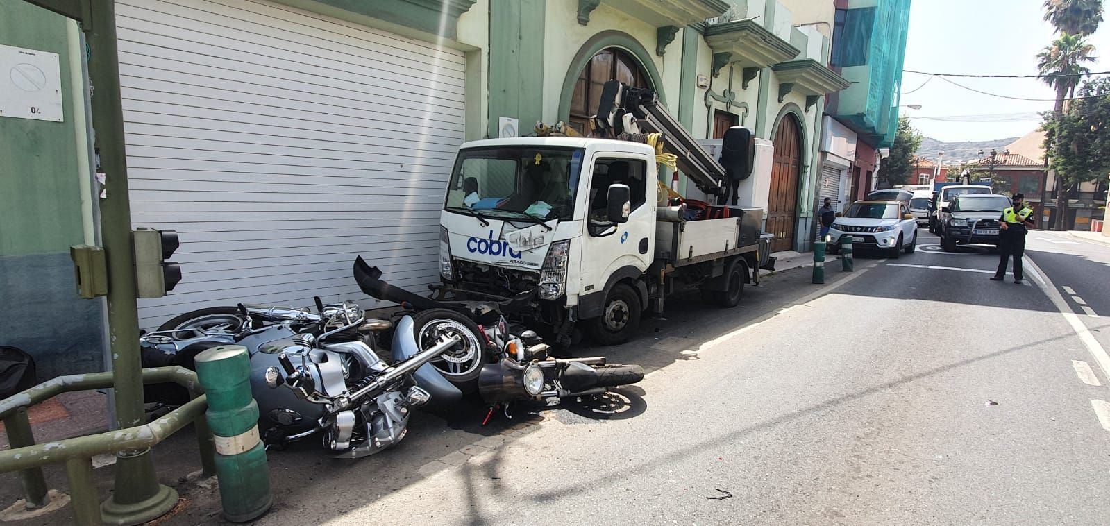 Un camión se estrella contra dos motos y una casa en Gran Canaria