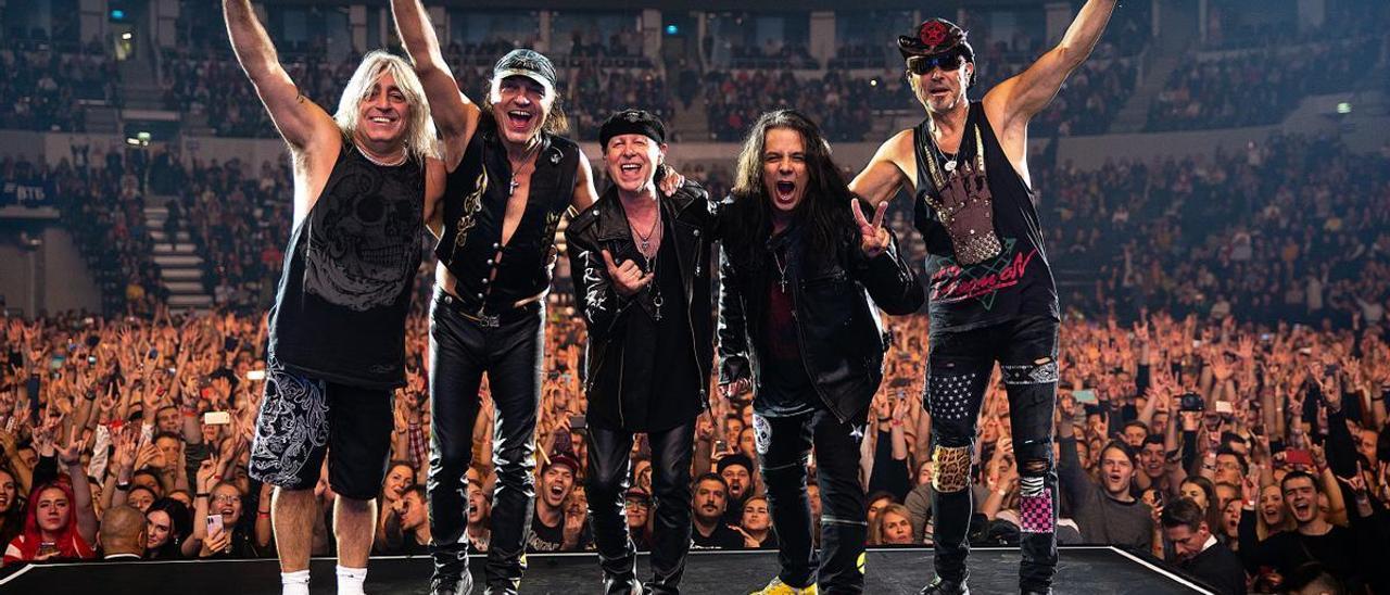 Scorpions (Matthias Jabs es el segundo empezando por la izquierda) en un concierto en Moscú en el 2019.