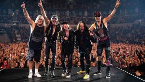 Scorpions (Matthias Jabs es el segundo empezando por la izquierda) en un concierto en Moscú en el 2019.