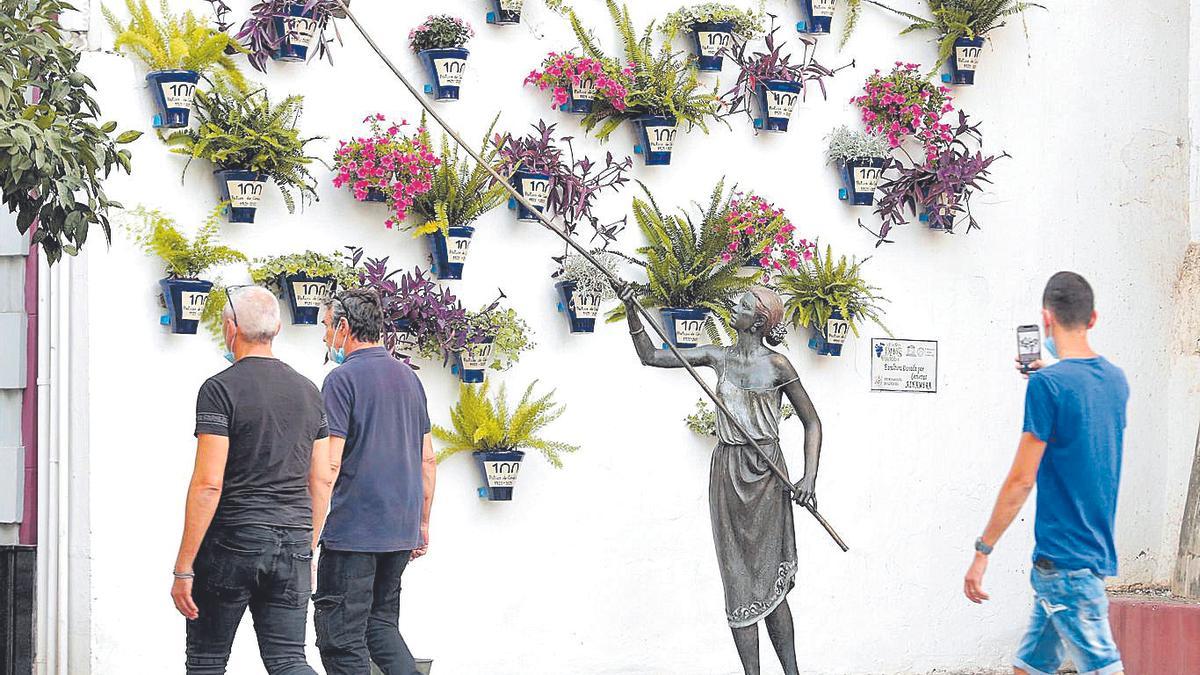 &#039;La regadora&#039; evoca el trabajo en los Patios de Córdoba.