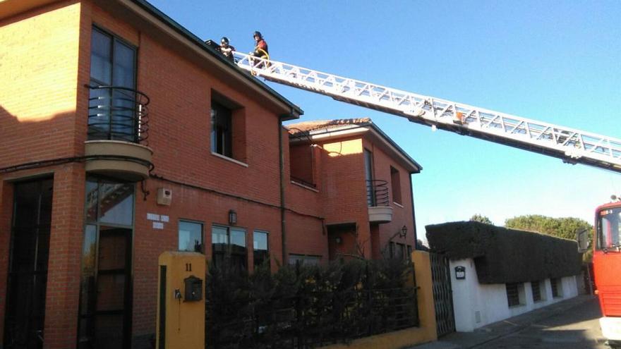 Los bomberos, obligados a intervenir en una chimenea en Morales