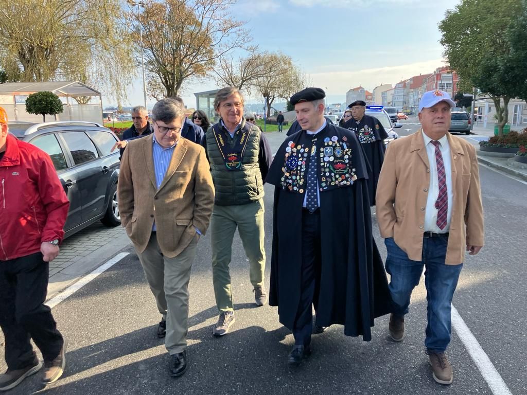 Así desfilaron los cofrades participantes en el XXXI Capítulo da Cofradía do Centolo Larpeiro, en O Grove.