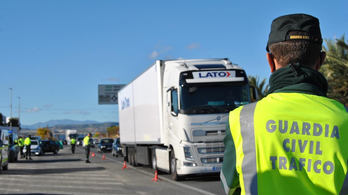 Agentes de la Guardia Civil de Tráfico, en un control esta misma semana en una carretera de la Región de Murcia.