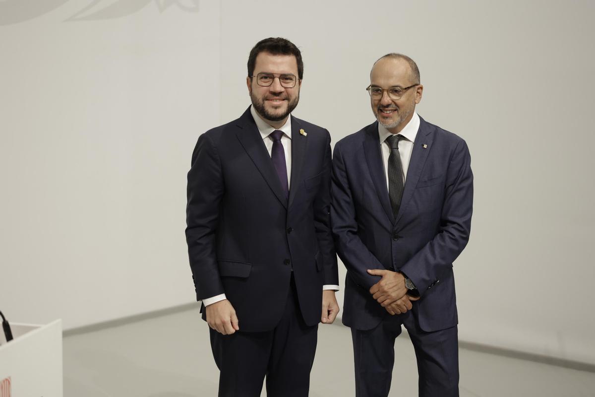 El nuevo gobierno catalán tras el acto de toma de posesión de los nuevos consellers que se ha celebrado este martes en el Palau de la Generalitat, antes de celebrar la primera reunión del nuevo Govern