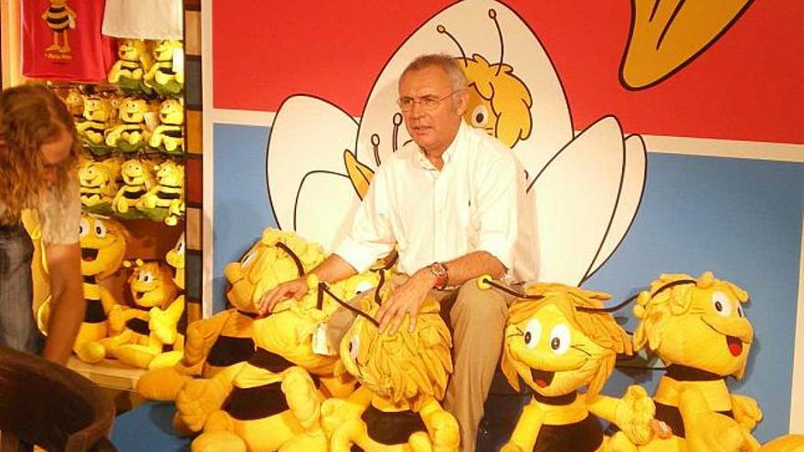 Juan José de Torres, director general de Terra Mítica, posa con los nuevos personajes.