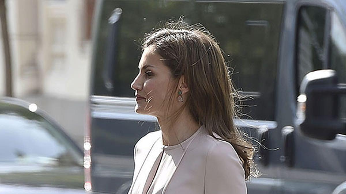 Letizia Ortiz estrena vestido nude en la Real Academia Española