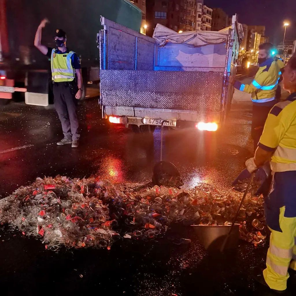 Un camión pierde su carga de botellas de agua en Torre Las Palmas (18/11/21)