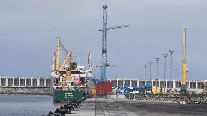 Un barco en el puerto exterior de A Coruña, con la galería de protección de tuberías al fondo.