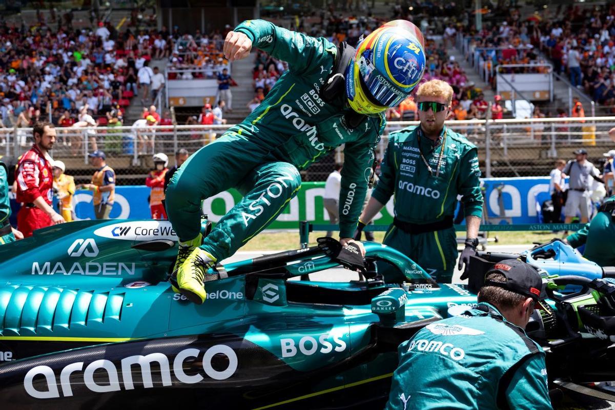 Fernando Alonso saliendo de su nuevo monoplaza