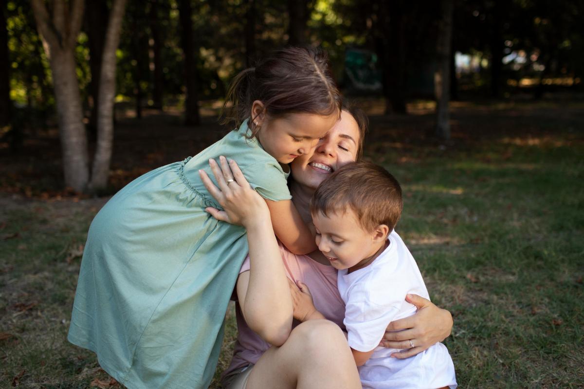 Una madre con sus hijos.