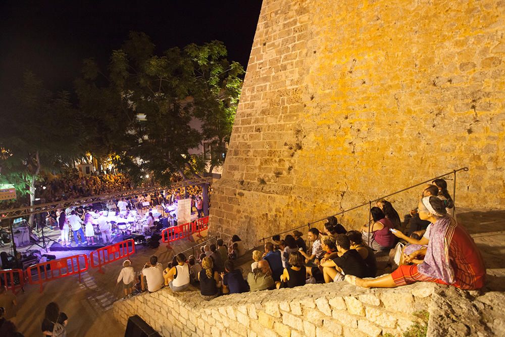 El Festival Eivissa Jazz abrió con un concierto de la Big Band Ciutat d'Eivissa que contó con la colaboración de Arturo Pueyo