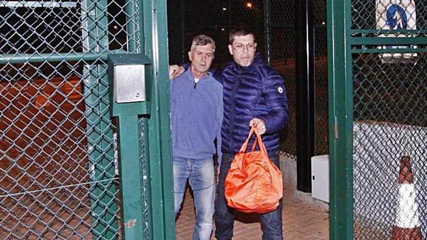 L&#039;investigat, Jordi Magentí (esquerra), sortint de la presó de Figueres.