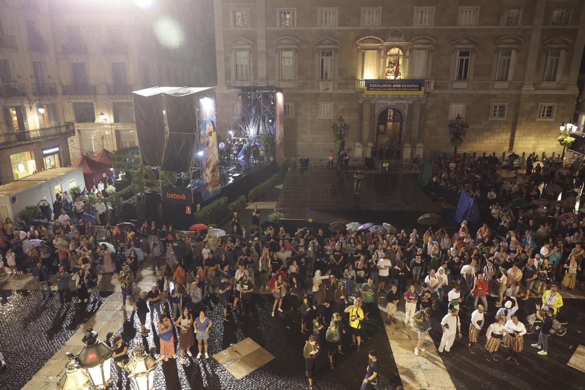 La lluvia canceló el Toc dinici en la Plaça Sant Jaume.