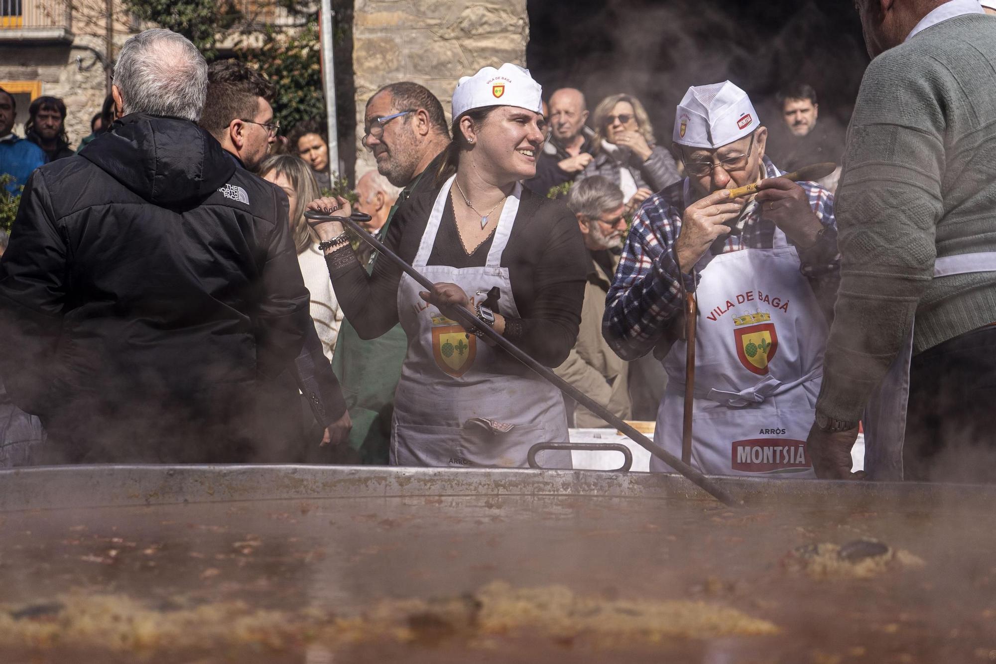 Bagà cuina el seu popular arròs per 2.500 persones