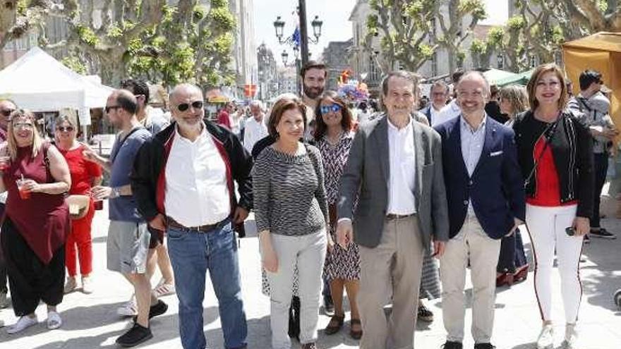 Caballero, en el centro, ayer en A Brincadeira en Bouzas. // José Lores