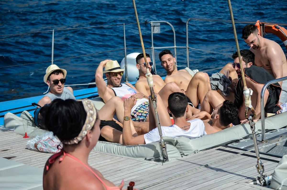 Un grupo de amigos celebra una despedida de soltero en un barco por la costa sur de Gran Canaria.