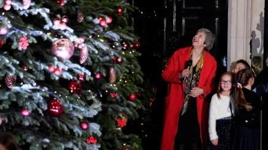 La primera ministra, Theresa May, durant l&#039;acte d&#039;encesa de llums de Nadal a Downing Street