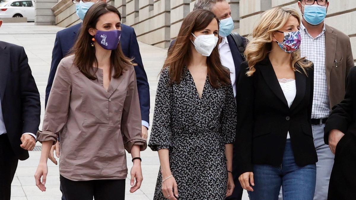 MADRID, 13/05/2021.- La ministra de Igualdad, Irene Montero (3i); la ministra de Derechos Sociales y Agenda 2030, Ione Belarra (4i); la vicepresidenta tercera del Gobierno y ministra de Trabajo, Yolanda Díaz (c); el ministro de Universidades, Manuel Castells (3d); y el ministro de ministro de Consumo, Alberto Garzón (d), entre otros, en el patio del Congreso de los Diputados para reunirse con el Grupo parlamentario Unidas Podemos, este jueves en Madrid. EFE/ Zipi