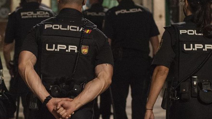 Policías de la unidad UPR de Ourense, durante una patrulla a pie por el casco histórico.