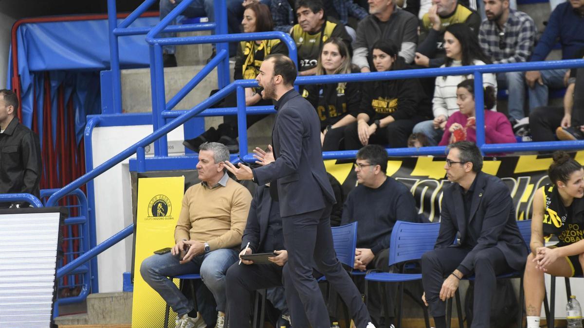 Bernat Canut, entrenador del Hozono Jairis, en el banquillo