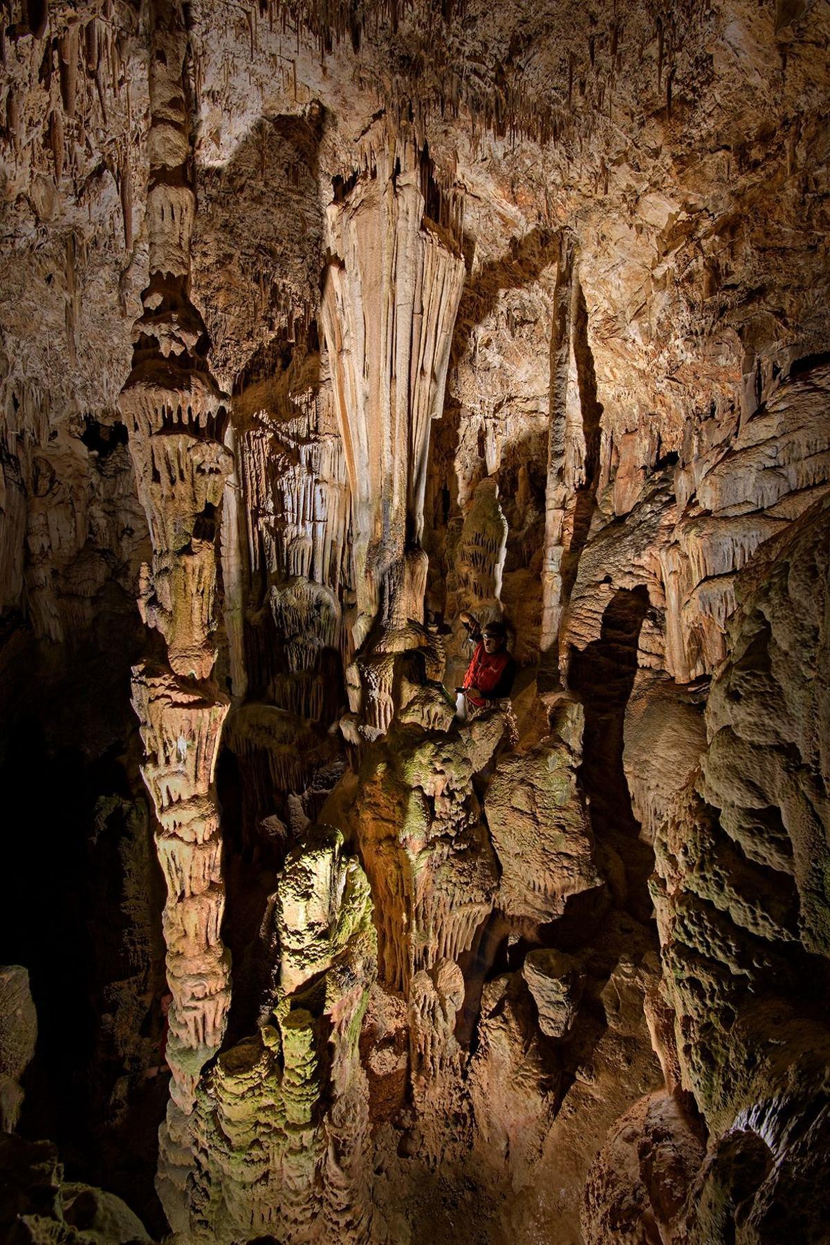 La cueva sorprendió a los arqueólogos por su belleza mineral y su estado de conservación.