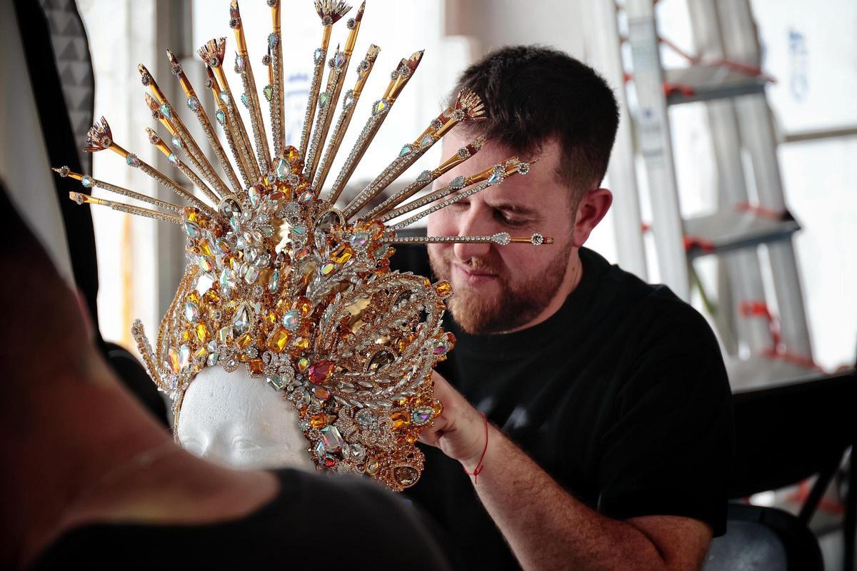 Preparación de uno de los trajes