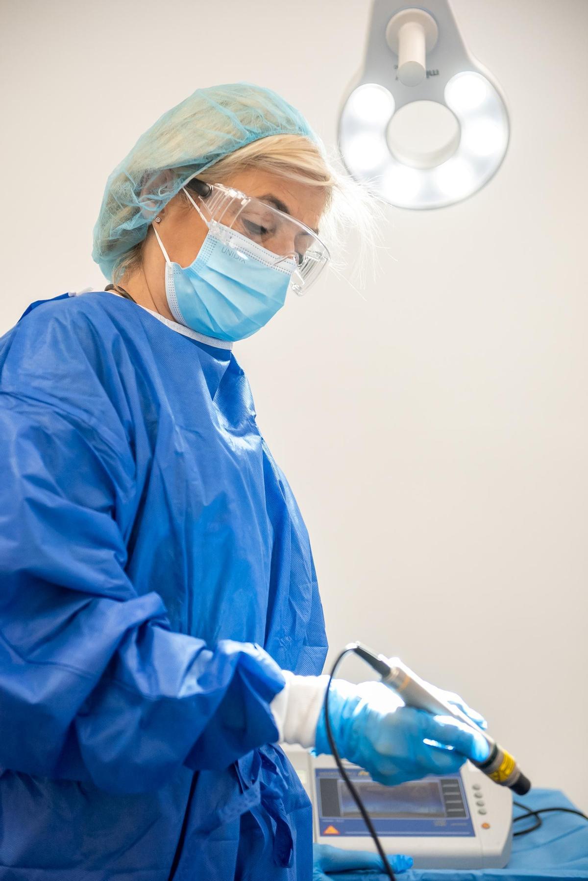 La Dra. Concepció Andreu, en el nuevo Servicio de Remodelación Corporal Láser de la Unidad de Medicina Plástica y Estética de Clínica Juaneda, con el equipo de lipoláser que reduce la grasa más difícil de eliminar, redfiniendo el contorno corporal.