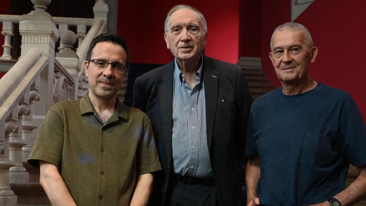 Germán Roda, Fernando Méndez-Leite y Agustín Sánchez Vidal, en el Paraninfo.