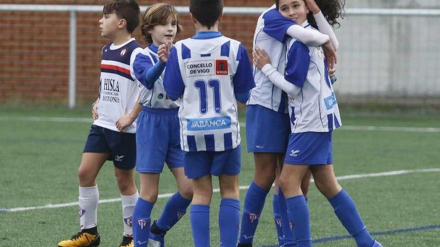 Los jugadores del Sárdoma celebran un gol ante el Alcabre. // Alba Villar