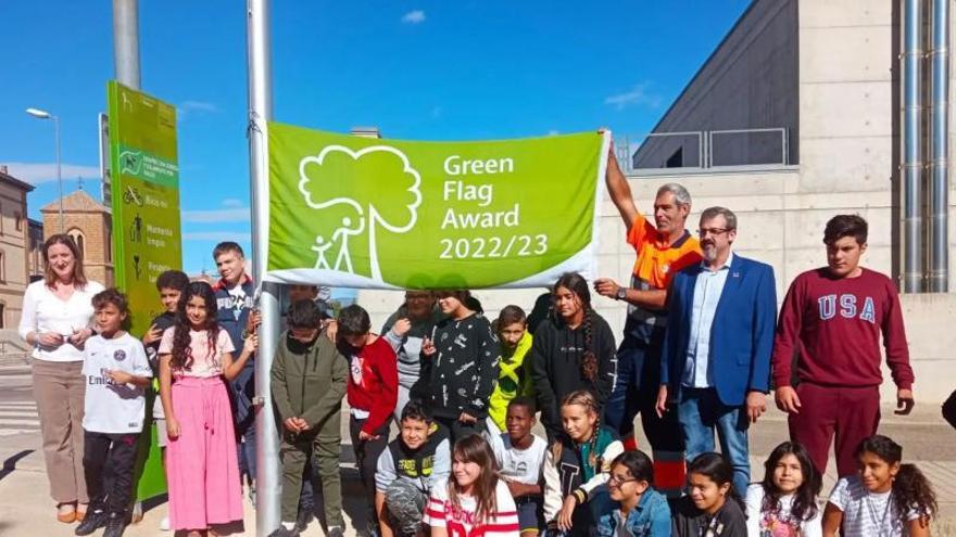 Los escolares del Pio XII con la bandera que revalida el título del parque Universidad.